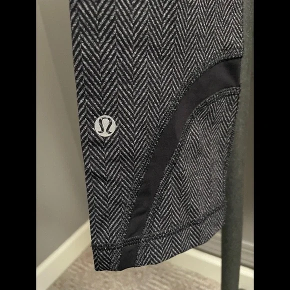Lululemon Run: Inspire Crop II *All Luxtreme Giant Herringbone Heathered Black 4 - Picture 7 of 7